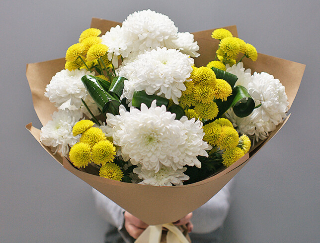 Bouquet of chrysanthemums 'White Symphony' photo